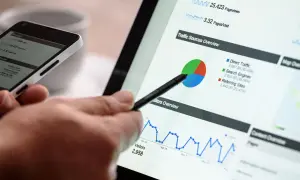 Analiza danych na ekranie tabletu i telefonu. Widać wykresy, kołowy podział ruchu i statystyki. To pokazuje, co wie o mnie Google.