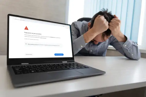 Frustracja użytkownika z powodu błędu połączenia w przeglądarce Chrome, wskazującego na problem z certyfikatami.