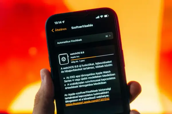 Na ekranie telefonu widać ustawienia dotyczące automatyczna aktualizacja oprogramowania watchOS 8.6.
